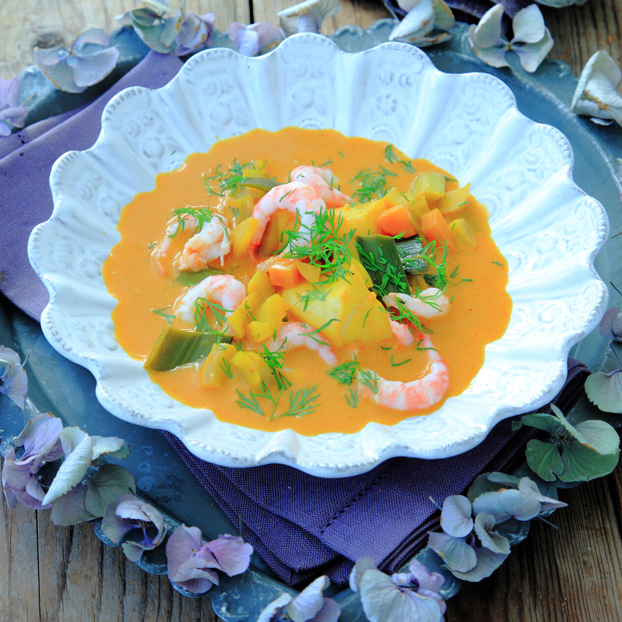 Krämig fisksoppa med räkor och saffran