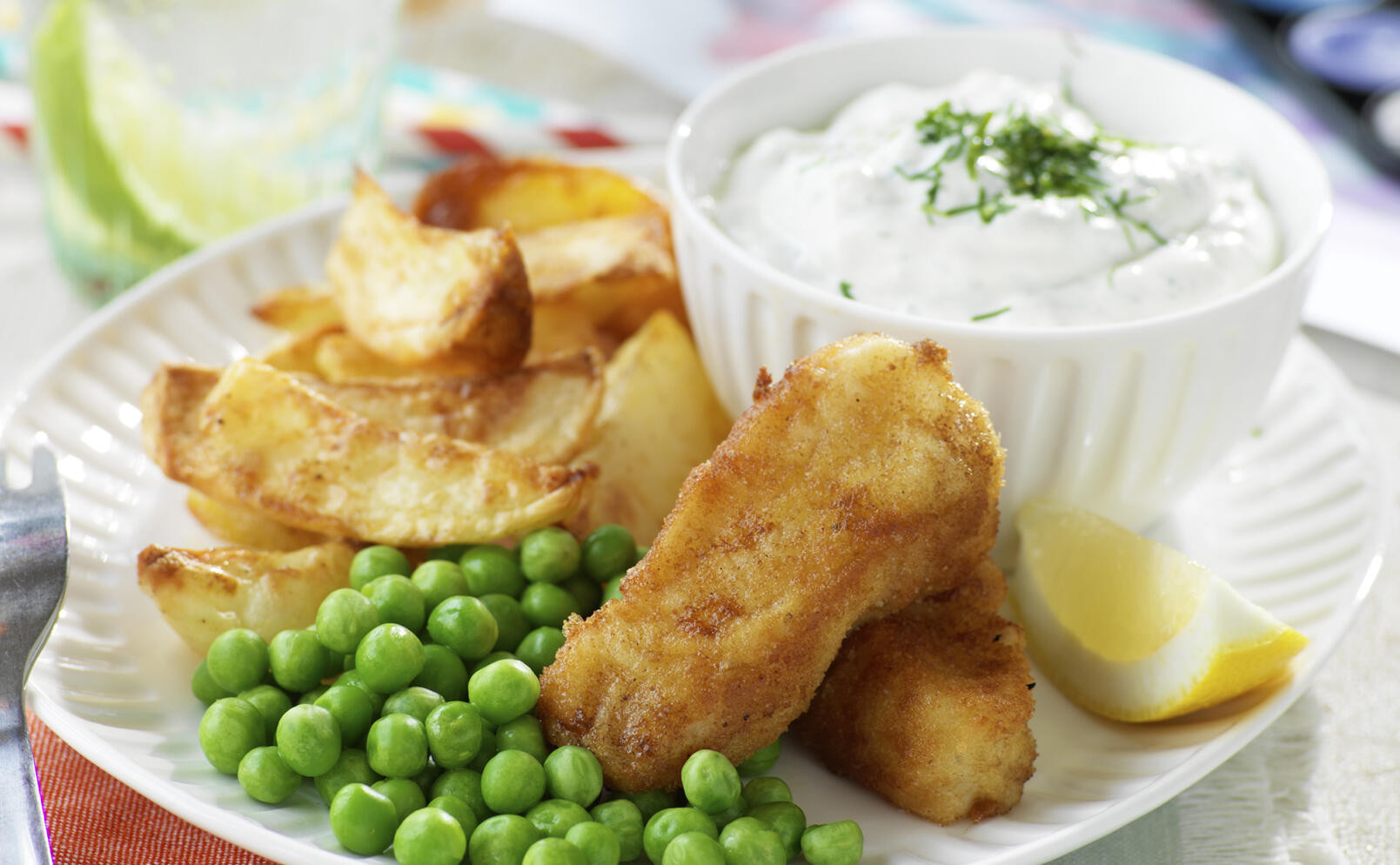 Panerade fiskbitar med klyftpotatis