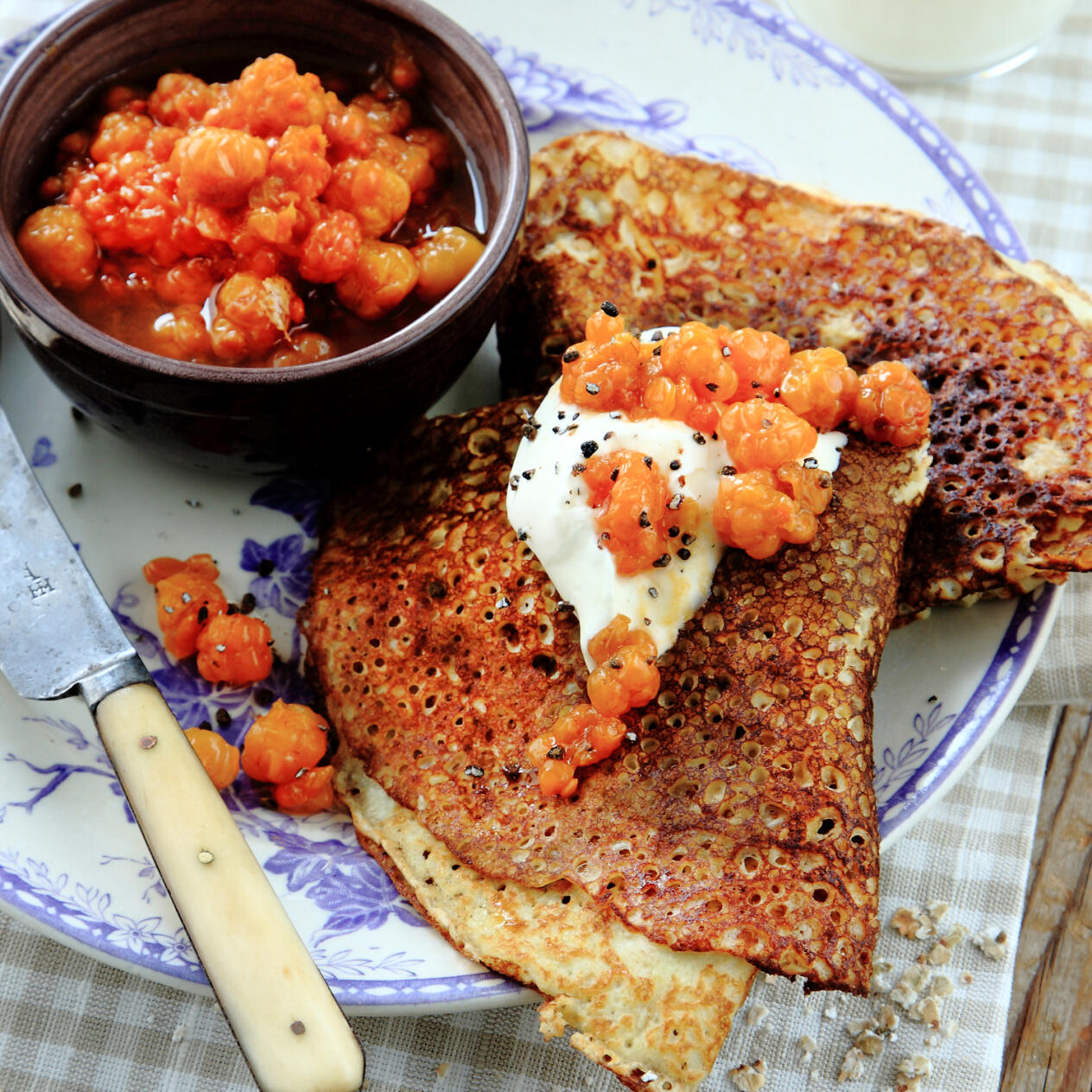 Havrepannkakor med hjortronmylta