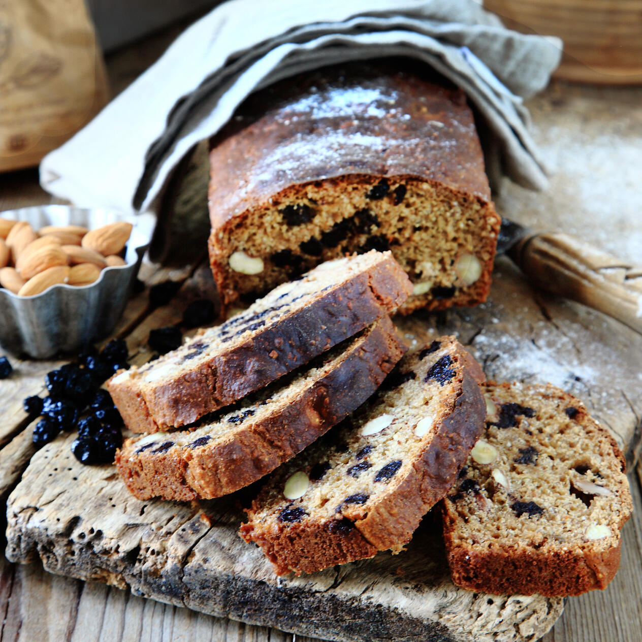 Messmörsbröd med blåbär och mandel