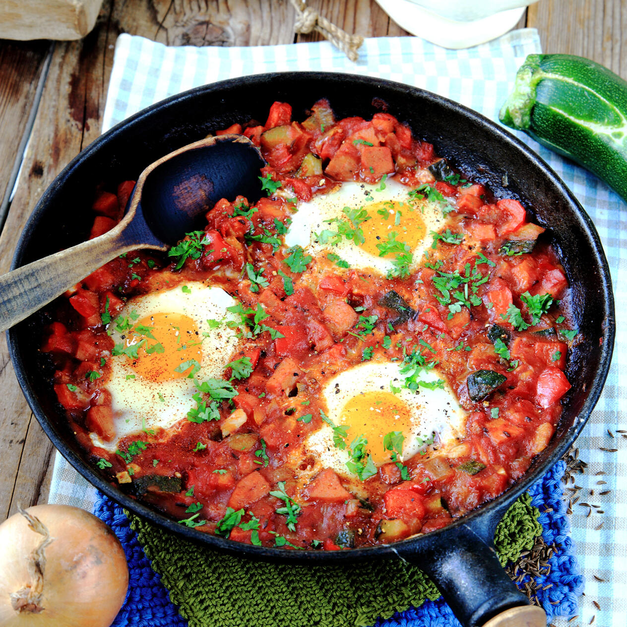 Falukorvs- och grönsakspanna med ägg