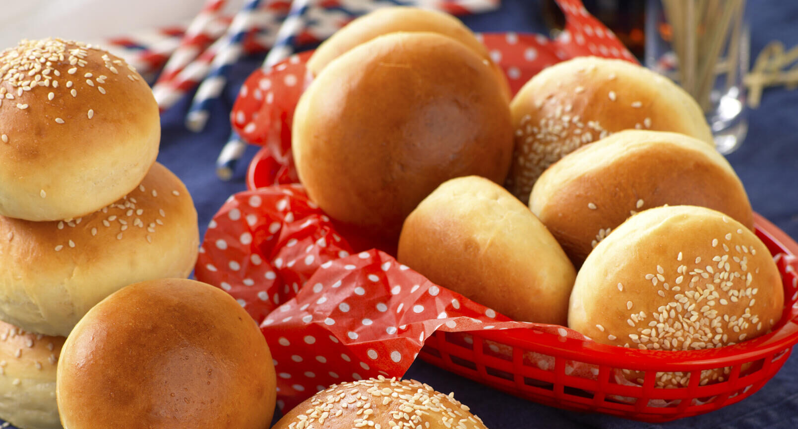 Hemgjorda hamburgerbröd med sesamfrön