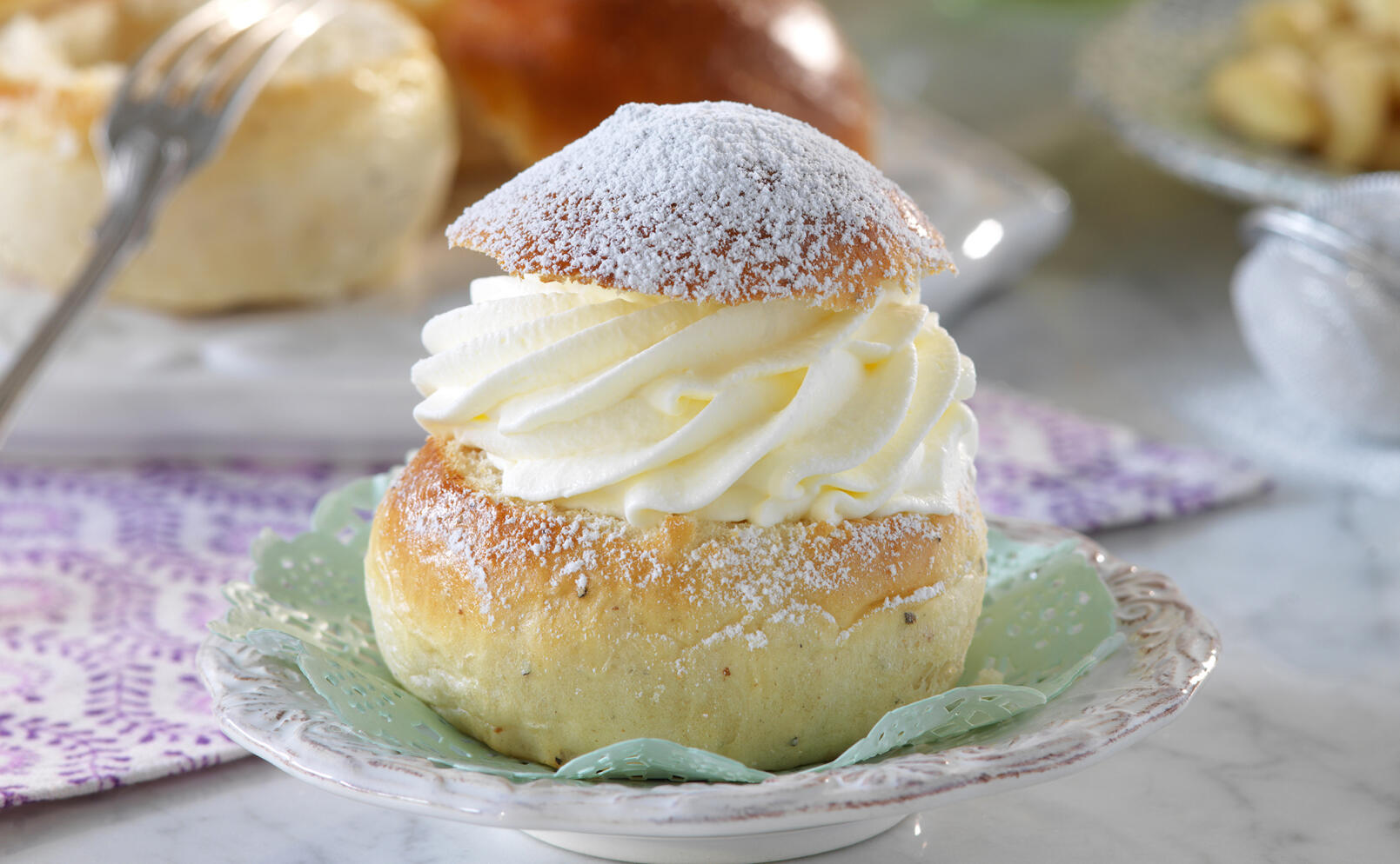 Semlor med två olika fyllningar