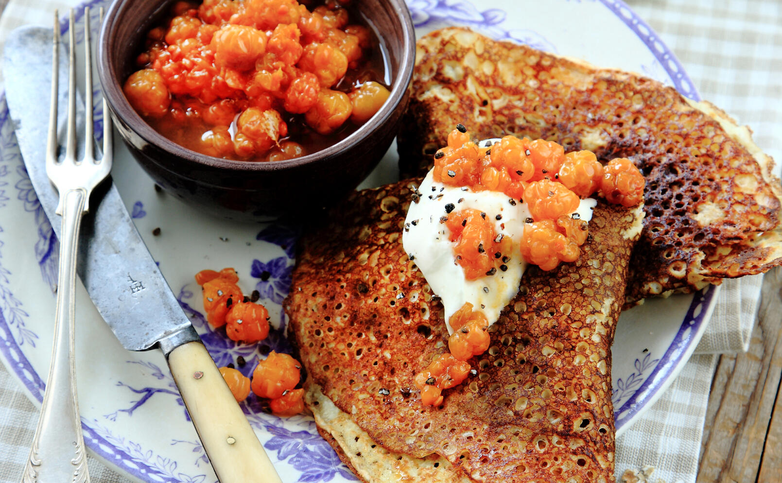 Havrepannkakor med hjortronmylta