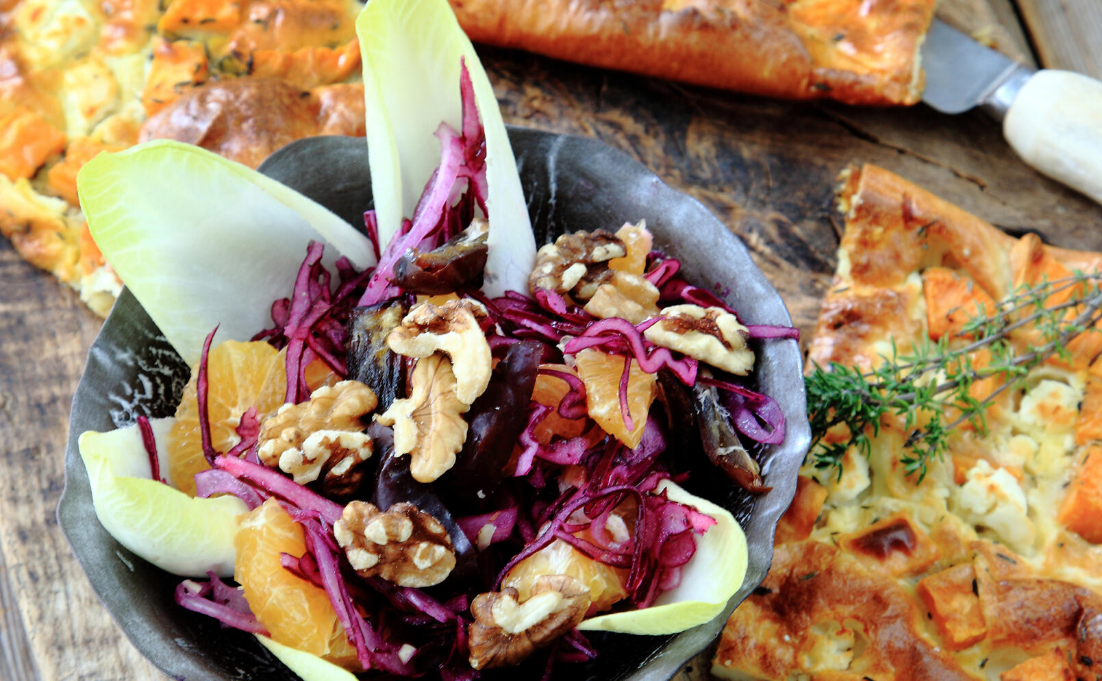 Ugnspannkaka med sötpotatis, fetaost och vintersallad