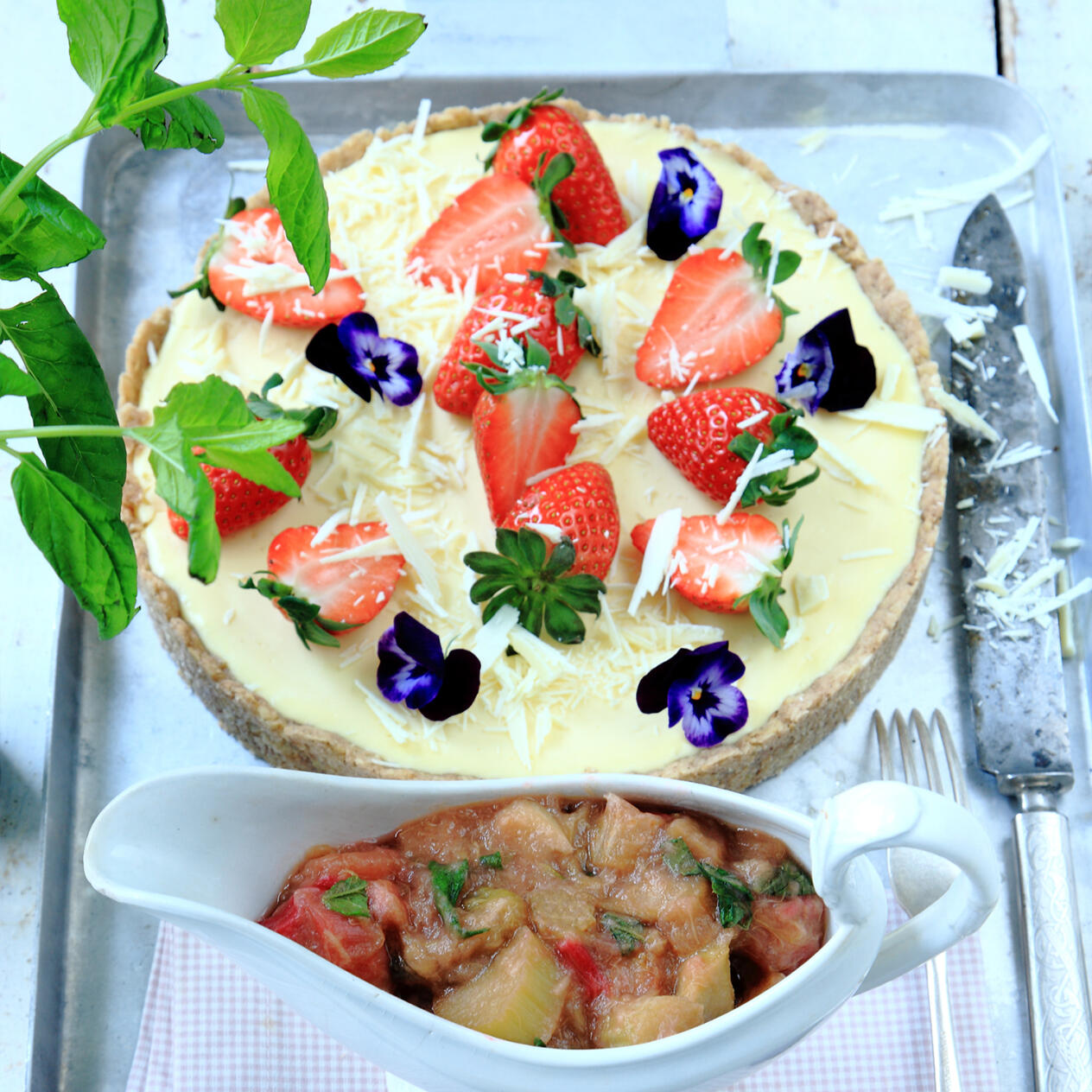 Vit chokladcheesecake med rabarberkompott