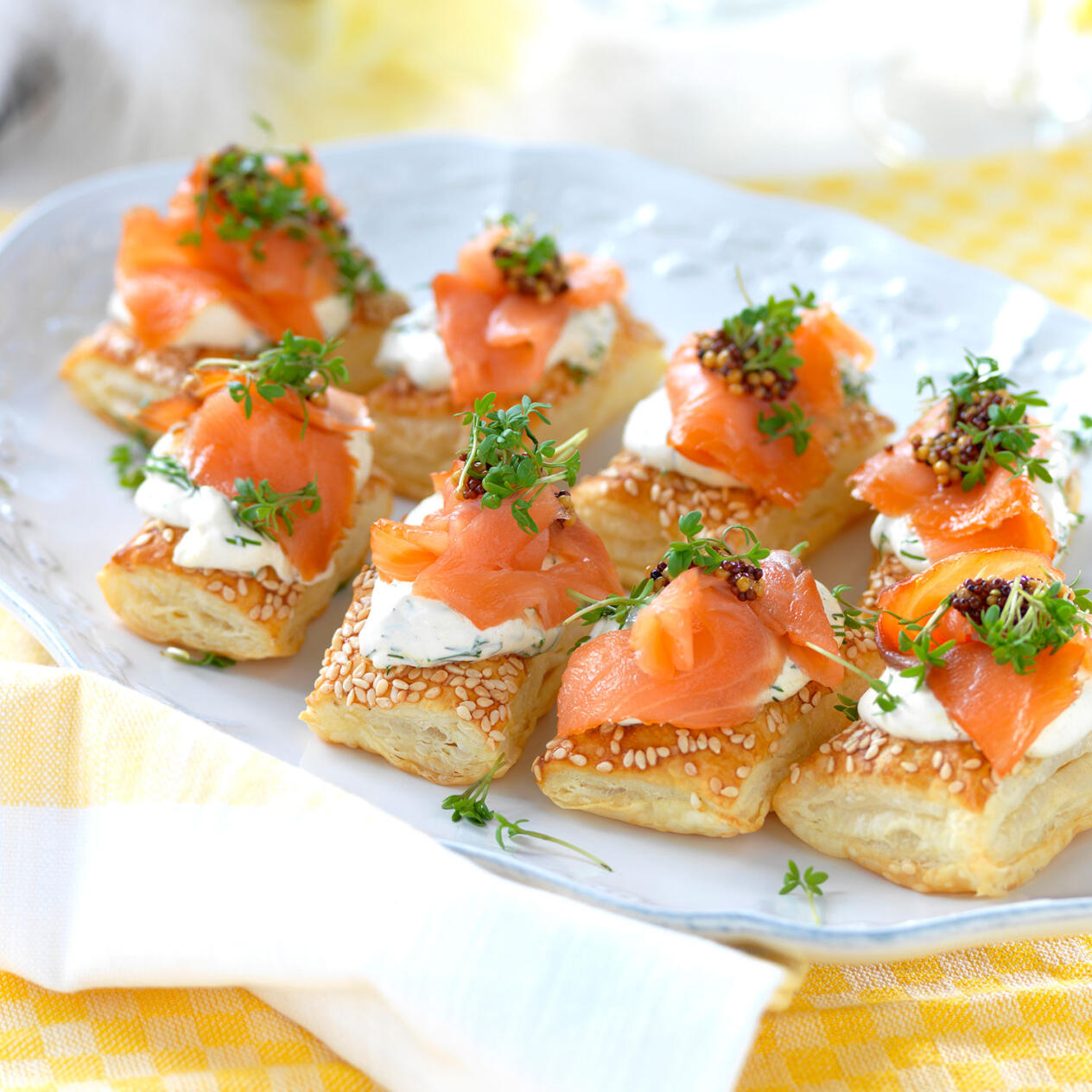 Smördegsflarn med lax och senapskräm