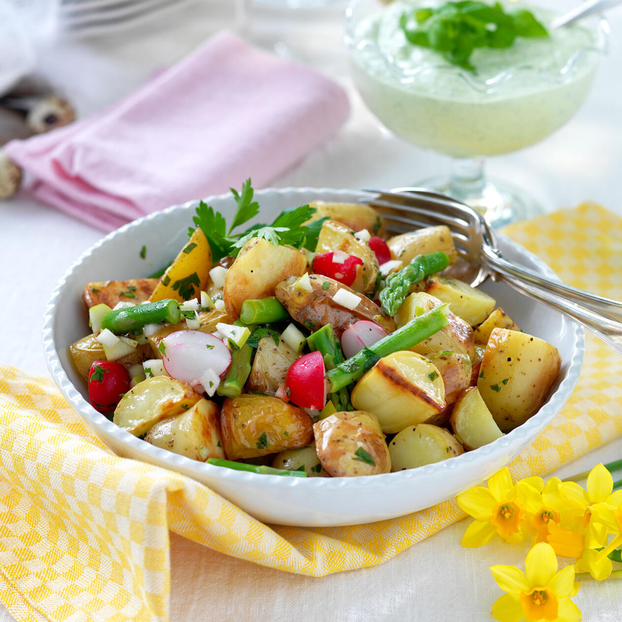 Potatissallad med sparris och rädisor