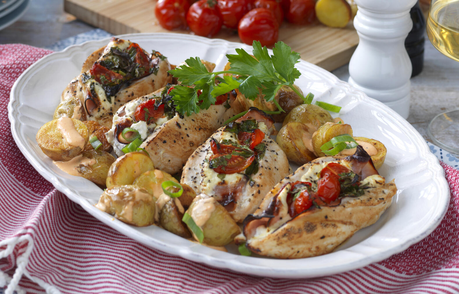 Fylld kycklingfilé med rostad potatis och mojosås