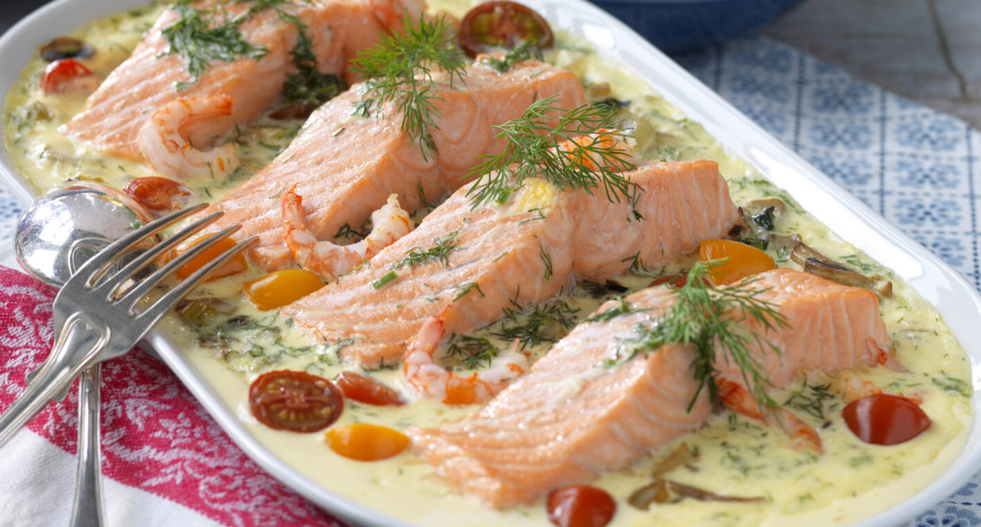 Ugnsbakad laxfilé med räkor och pepparrot