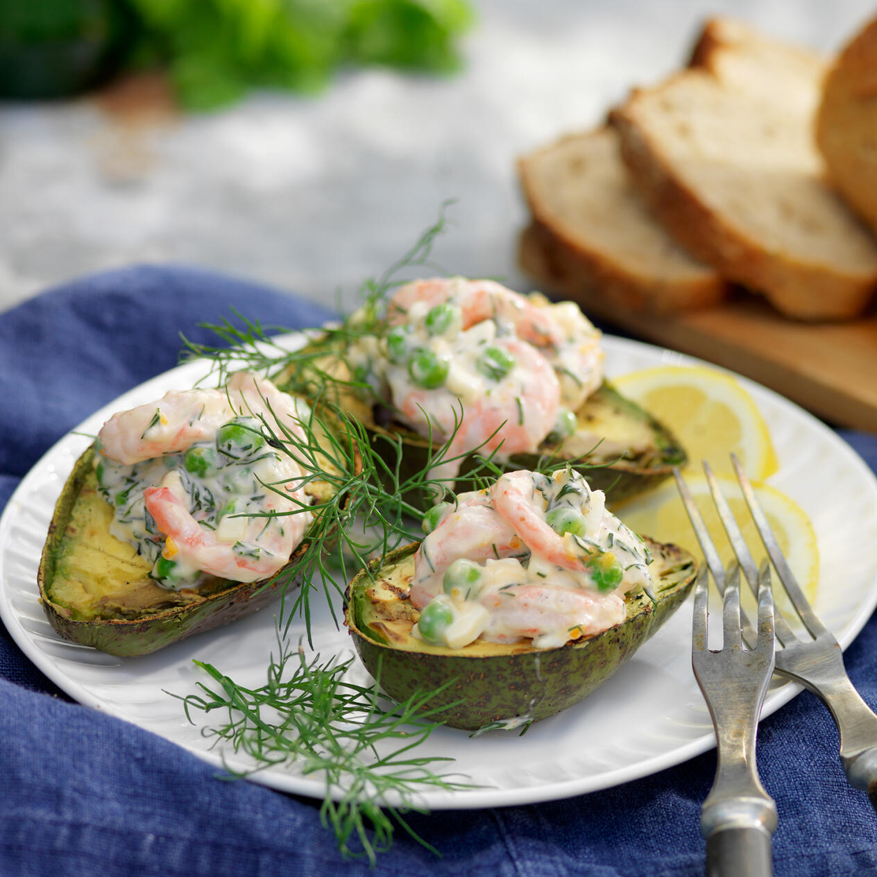 Grillad avokado med räkor