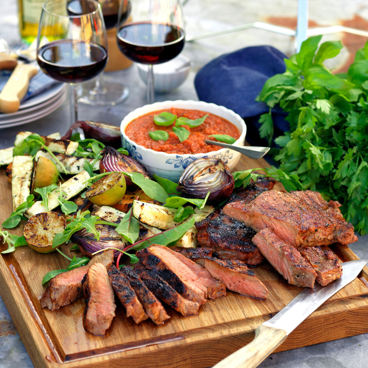 Grillad entrecôte och grönsaker med tomatsås