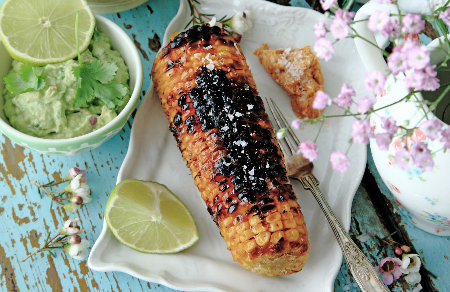Grillade majskolvar med bönsalsa
