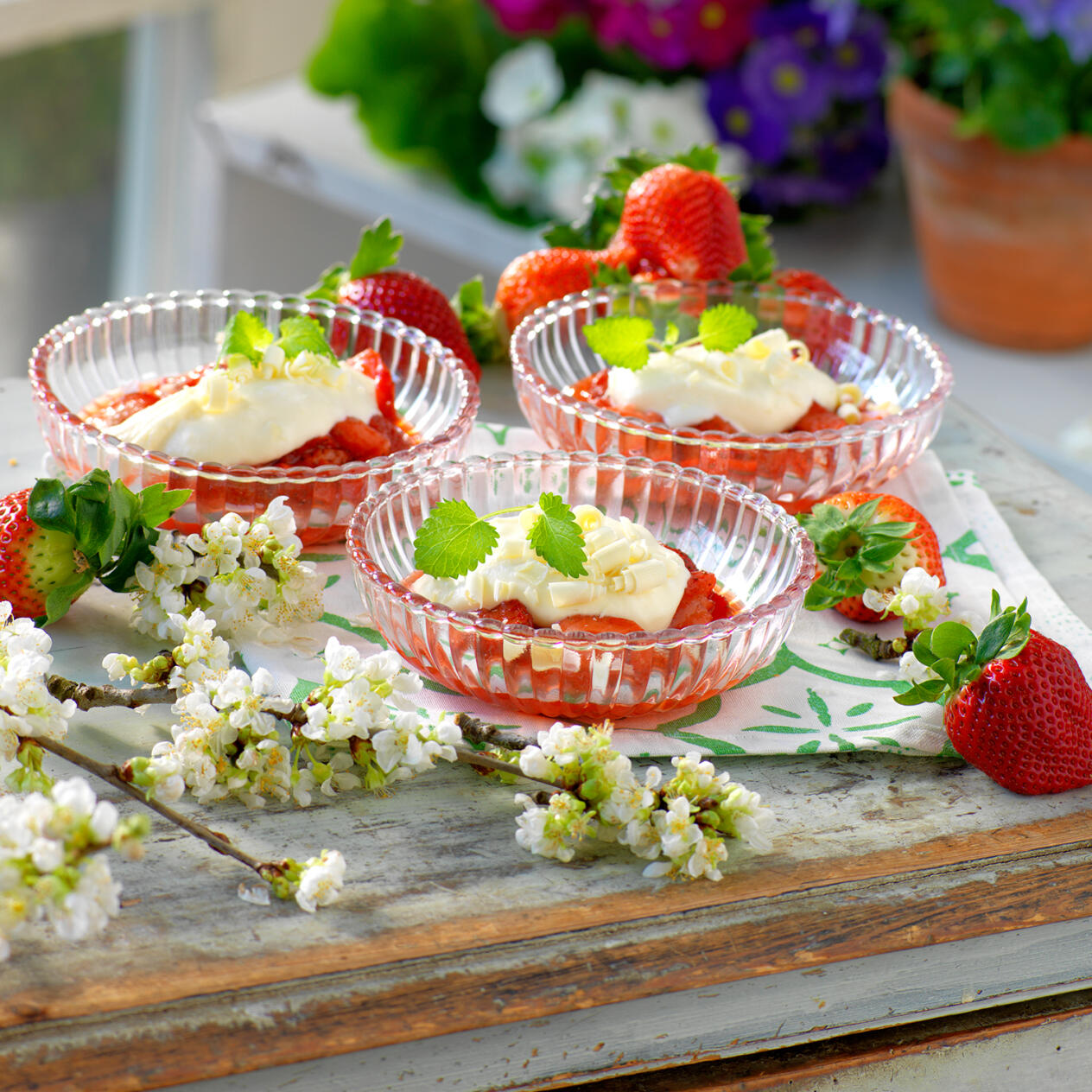 Vit chokladkräm med jordgubbar