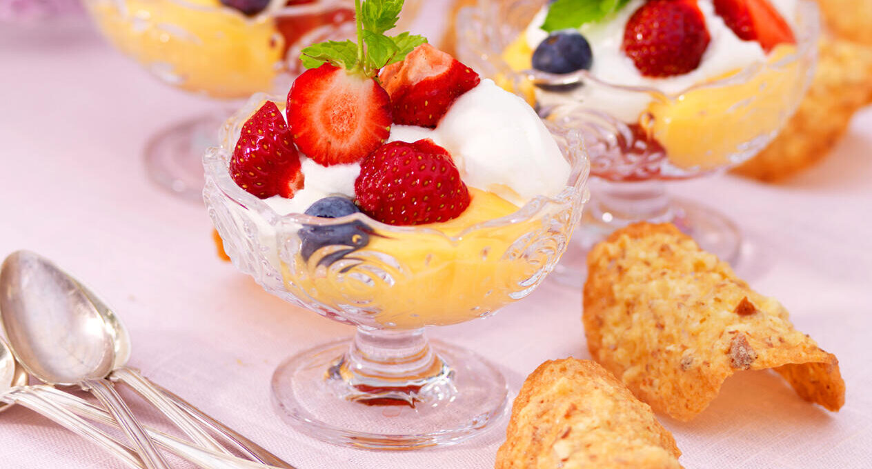 Citronkräm med jordgubbar och mandelflarn