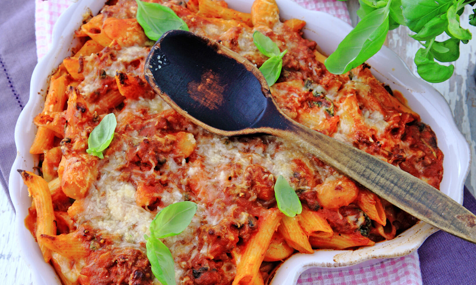 Pennegratäng med bönor och mozzarella