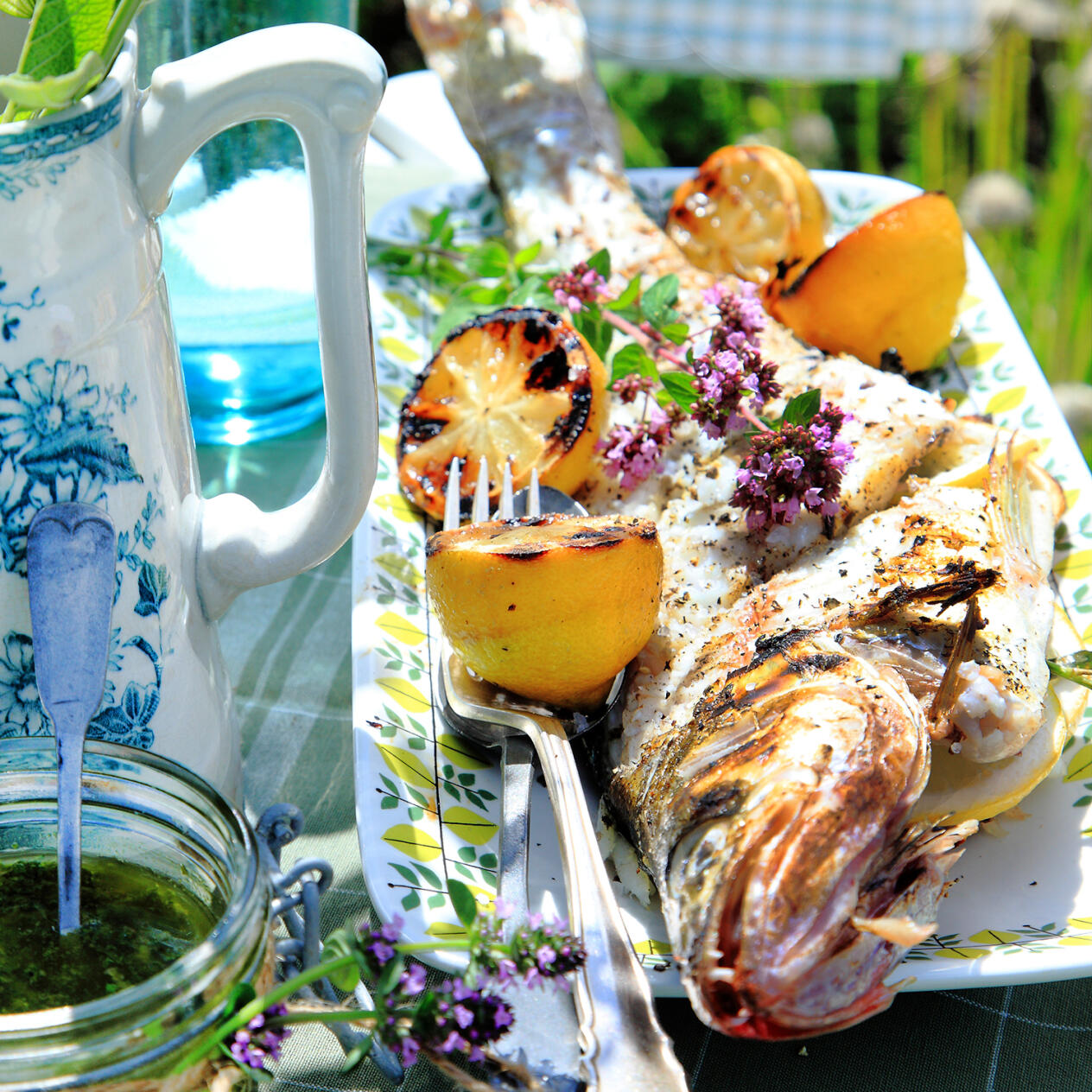 Grillad hel fisk med fänkål och citron