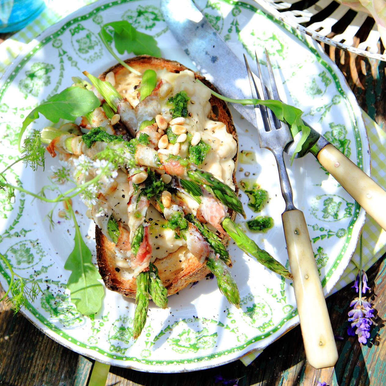 Sparrisbruschetta med bacon och bönpuré