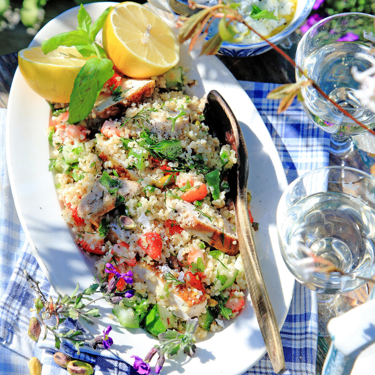 Jordgubbstabbouleh med grillad kyckling