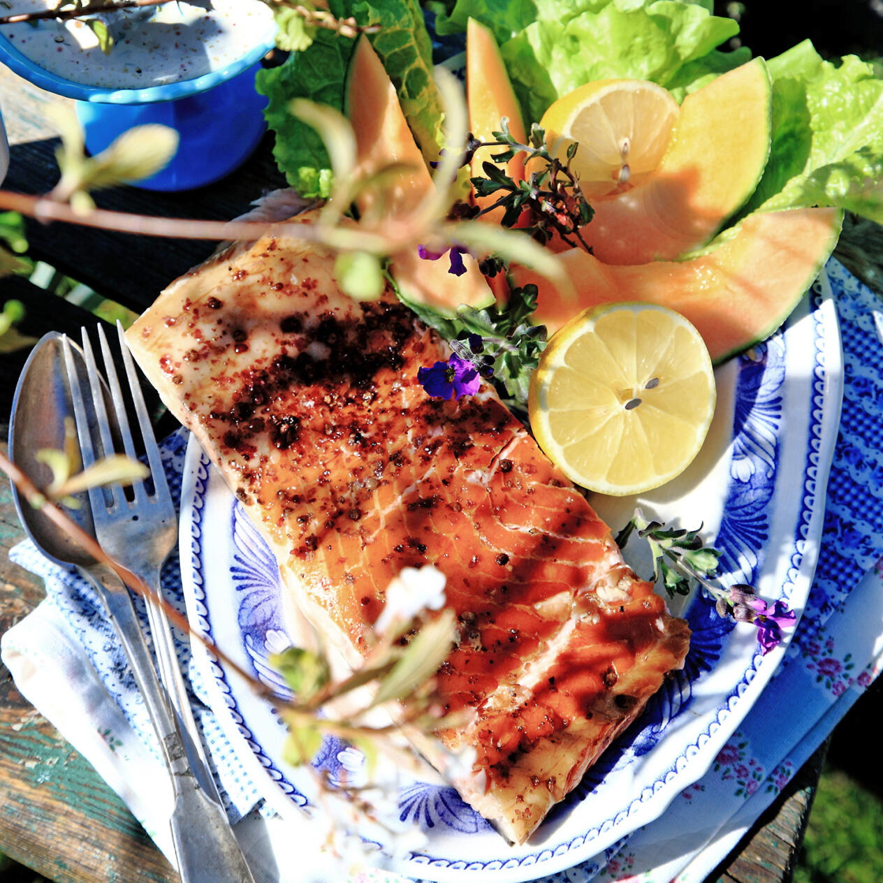 Varmrökt lax med sparrisskagen