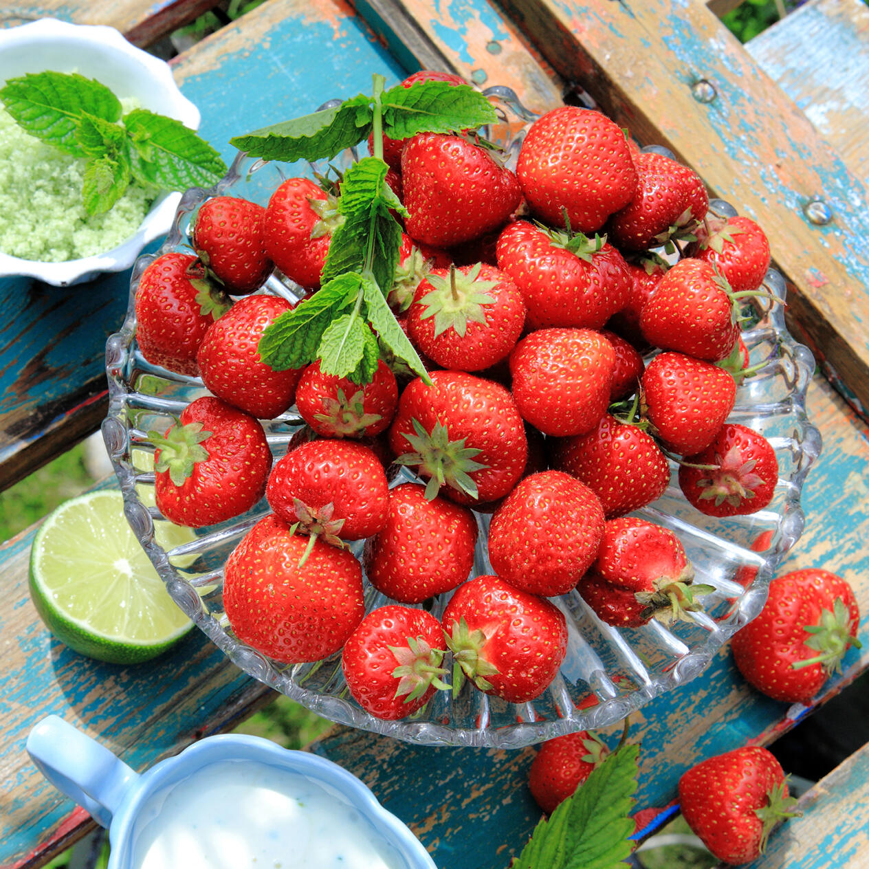 Jordgubbar med mynta och limesås