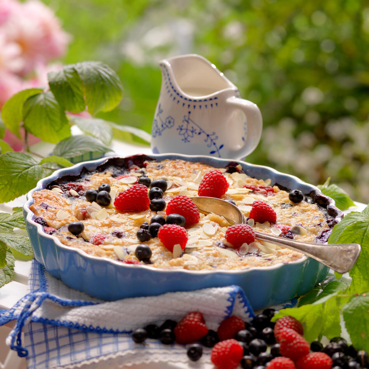 Blåbärspaj med hallon