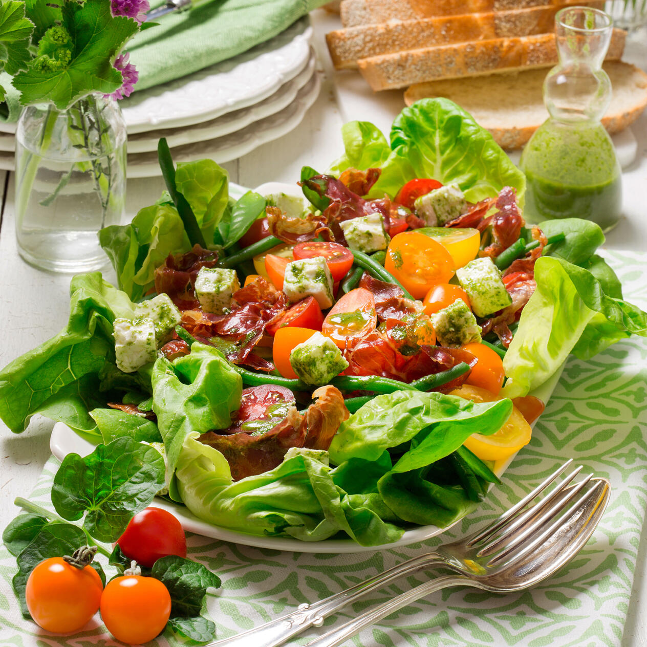 Tomatsallad med sockerärter, haricots verts och serranochips