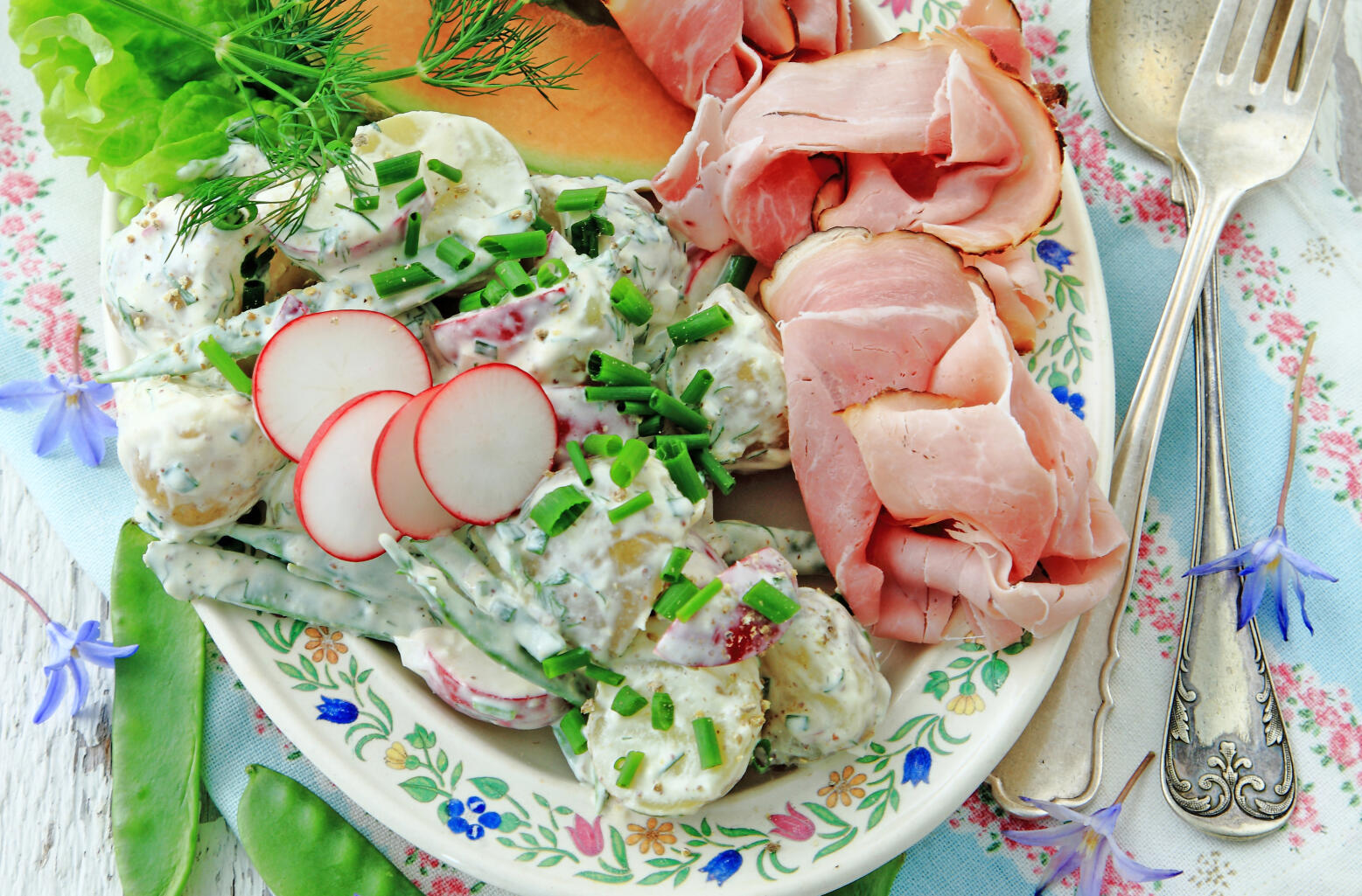 Primörsallad med tunt skivat kött