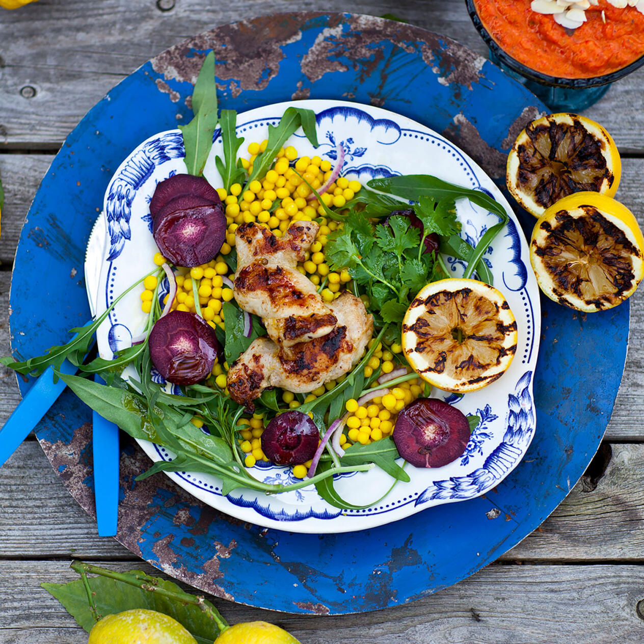 Citronmarinerad kyckling med jättecouscous och paprikasås