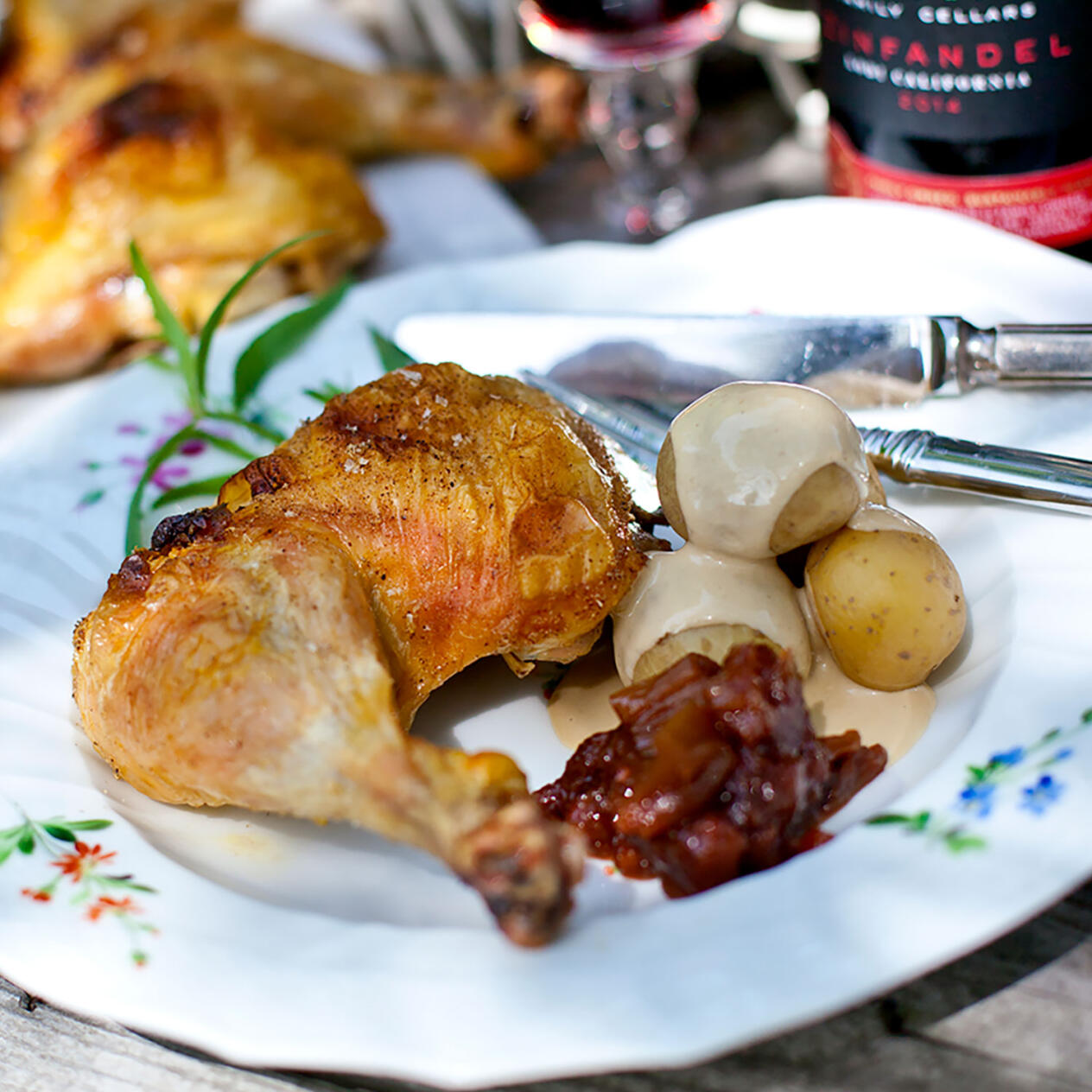 Knaprig diavolakyckling med rabarberchutney, gräddsås och färskpotatis