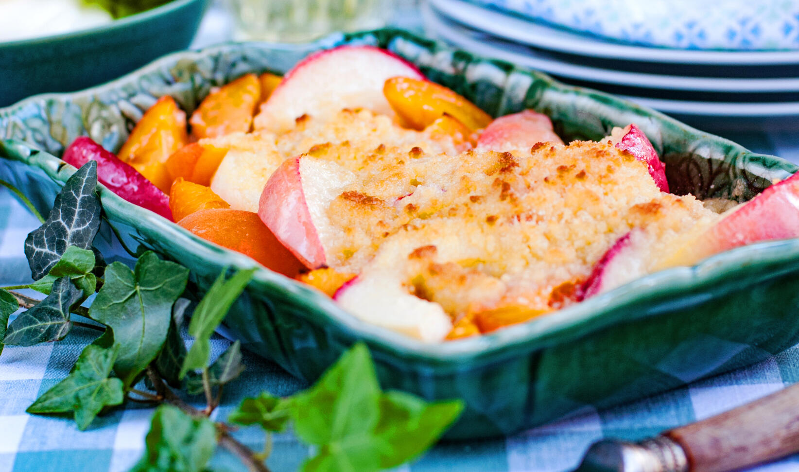 Somrig paj med stenfrukter och lime