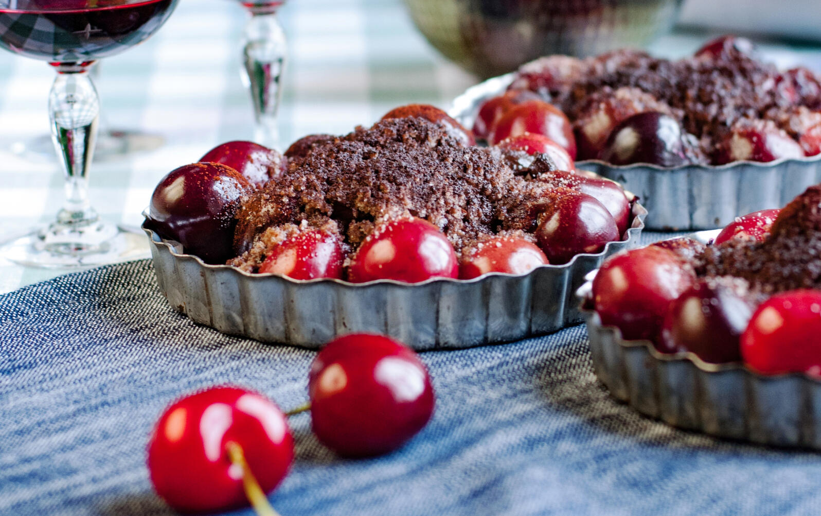 Läckra småpajer med körsbär och choklad