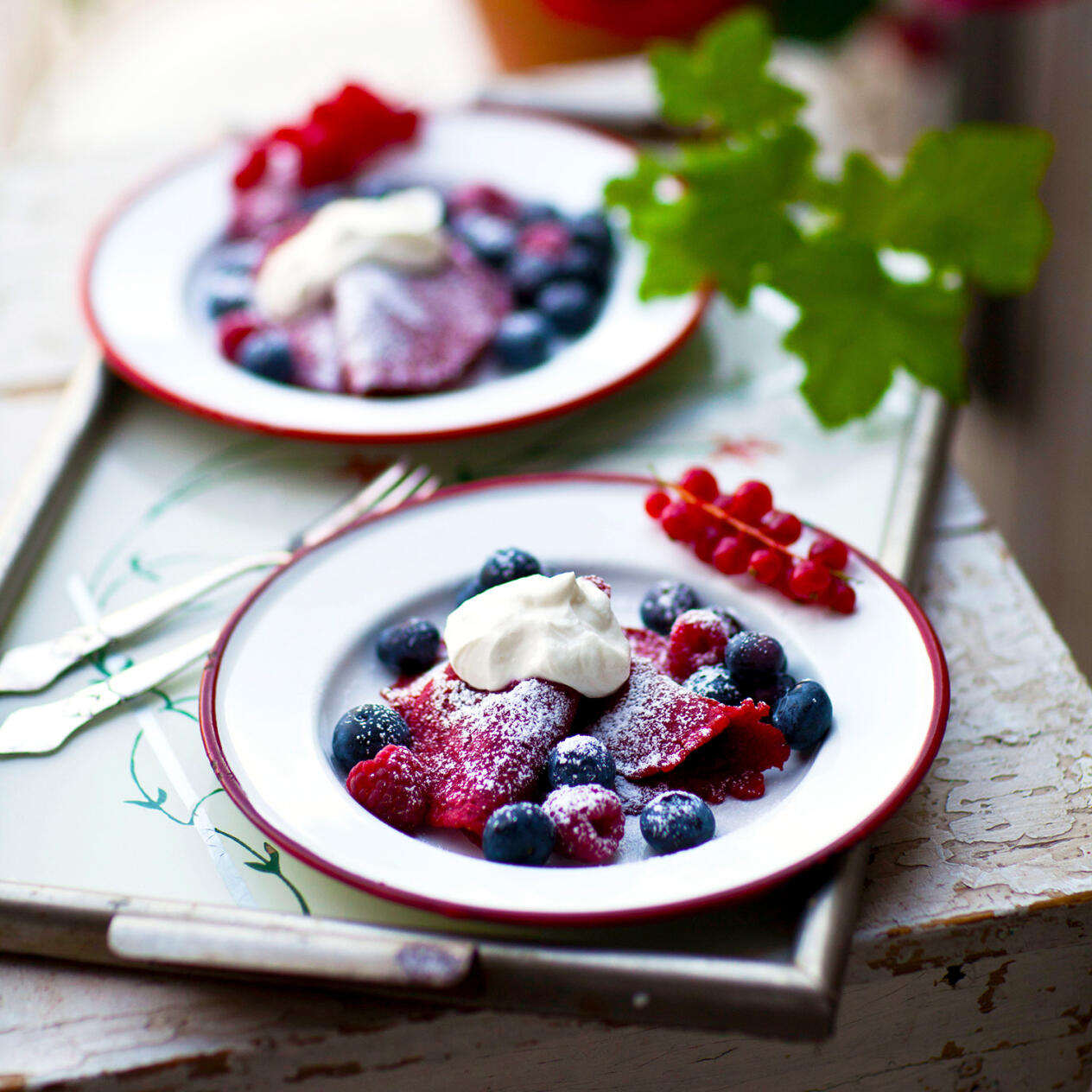 Rödbetspannkakor med yoghurt och sommarbär