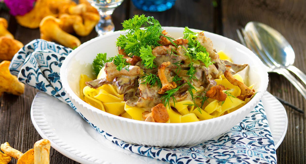 Lövbiffspasta med vitt vin och kantareller