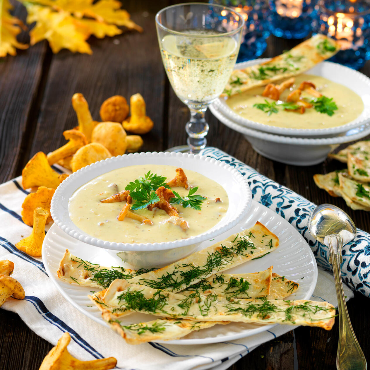 Kantarellsoppa med tunnbrödssticks