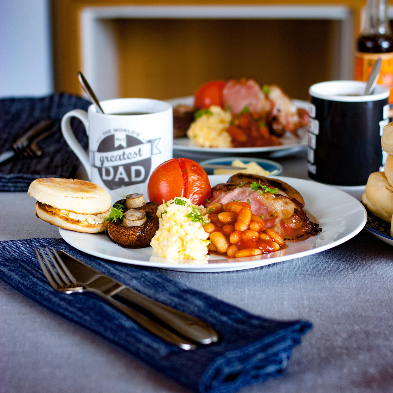 Äggröra med bacon, tomat och champinjoner