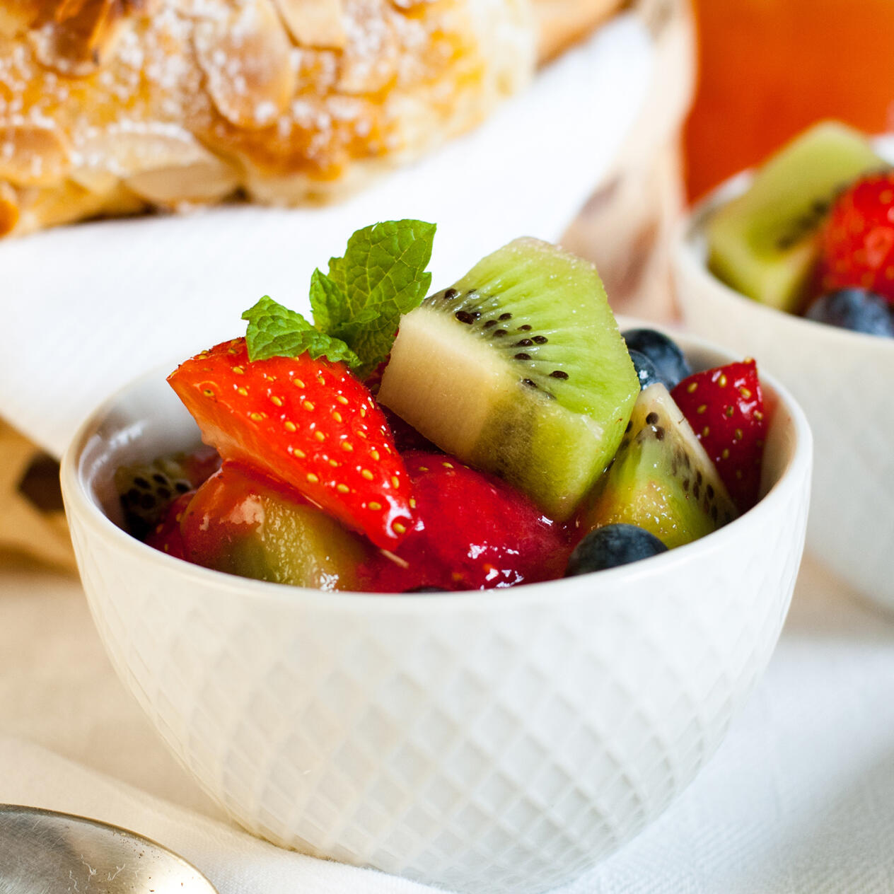 Liten fruktsallad med hallonsås