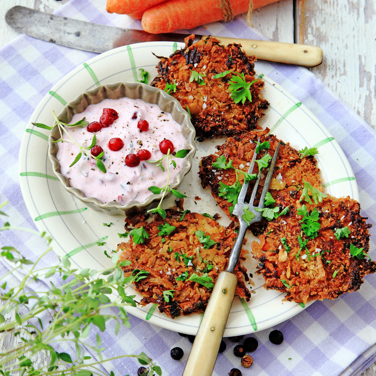 Morotskakor med lingonyoghurt