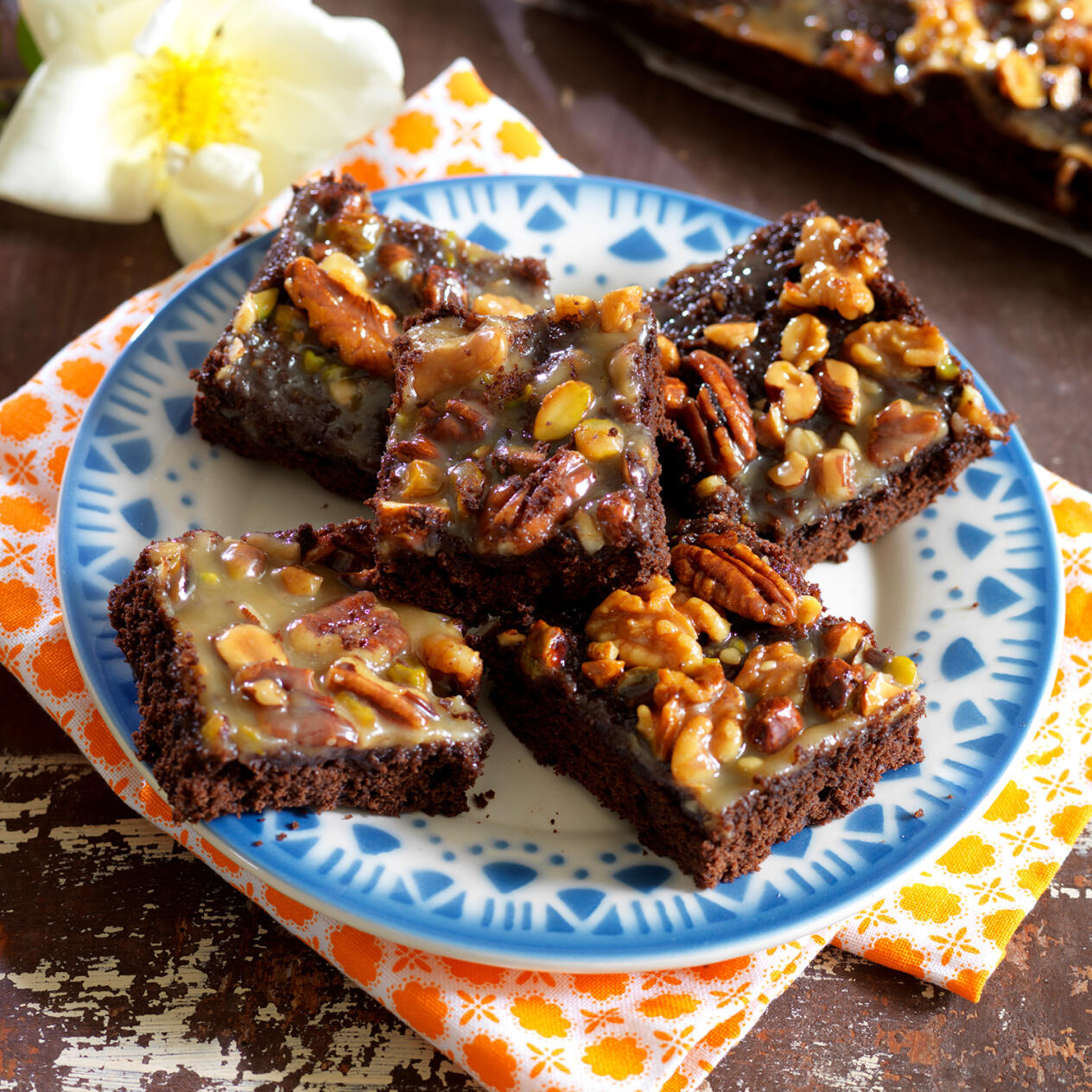 Chokladrutor med nöttopping