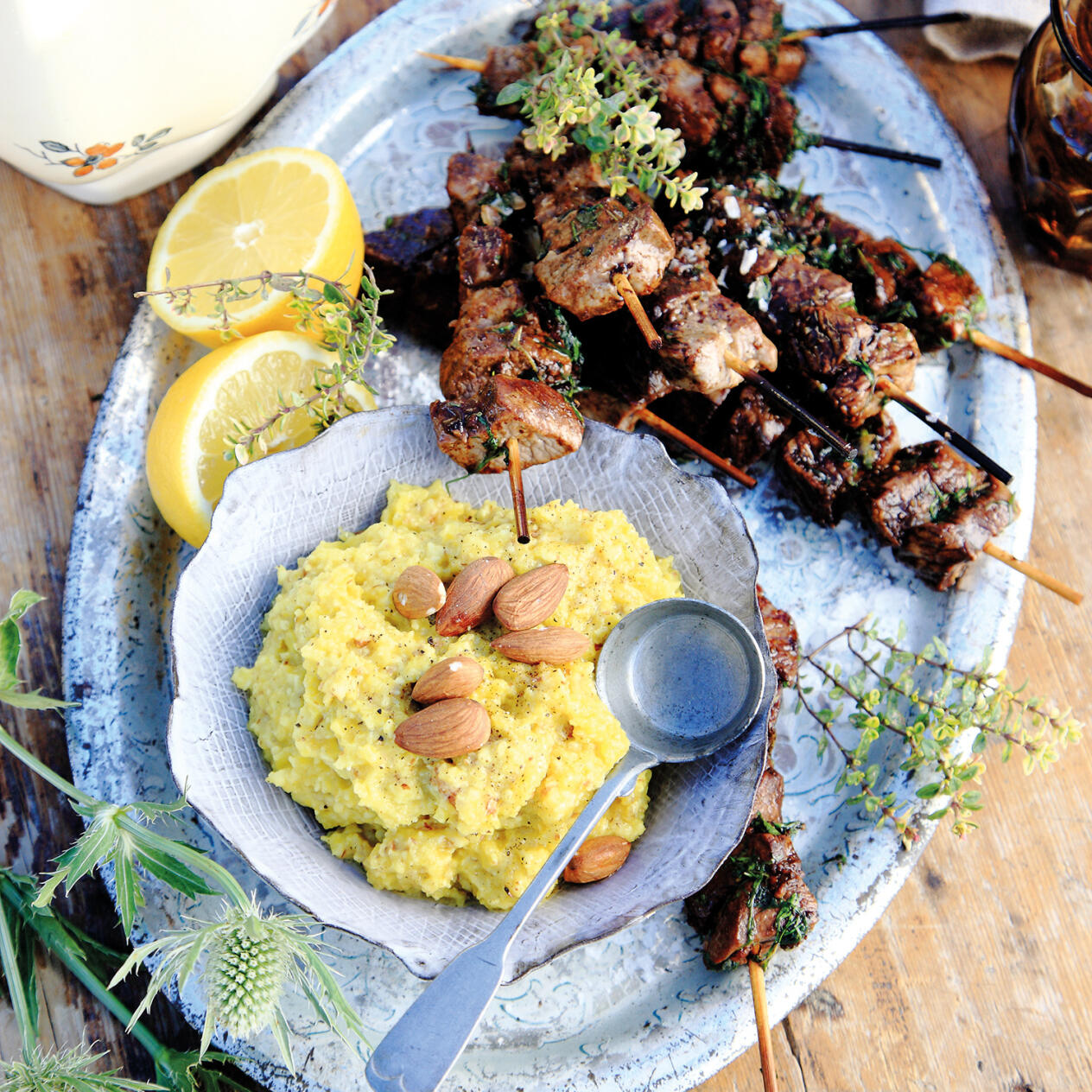 Marinerade lammspett med gulbetspesto