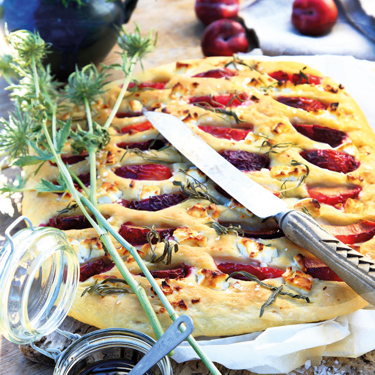 Plommonfocaccia med fetaost och rosmarin
