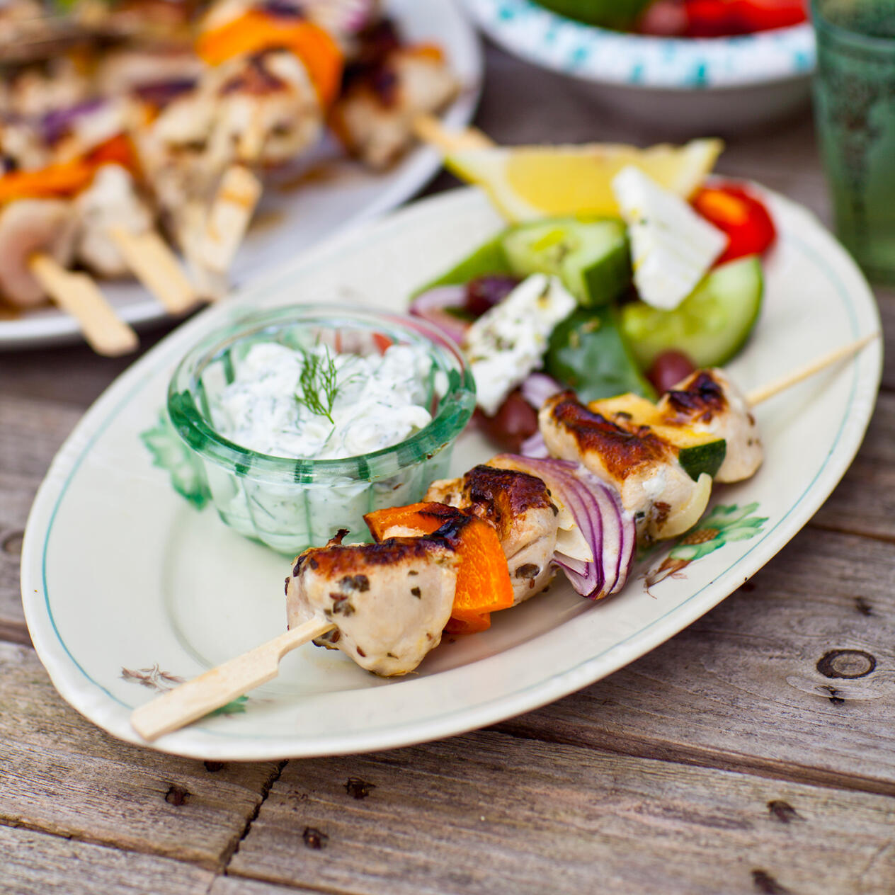 Kycklingspett med grekisk sallad och tzatziki
