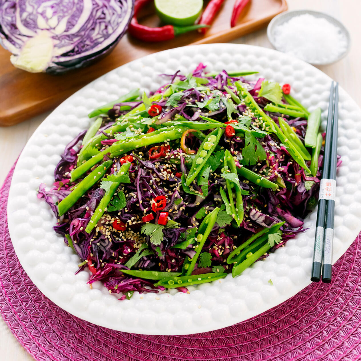 Rödkålssallad med sesamfrön och koriander