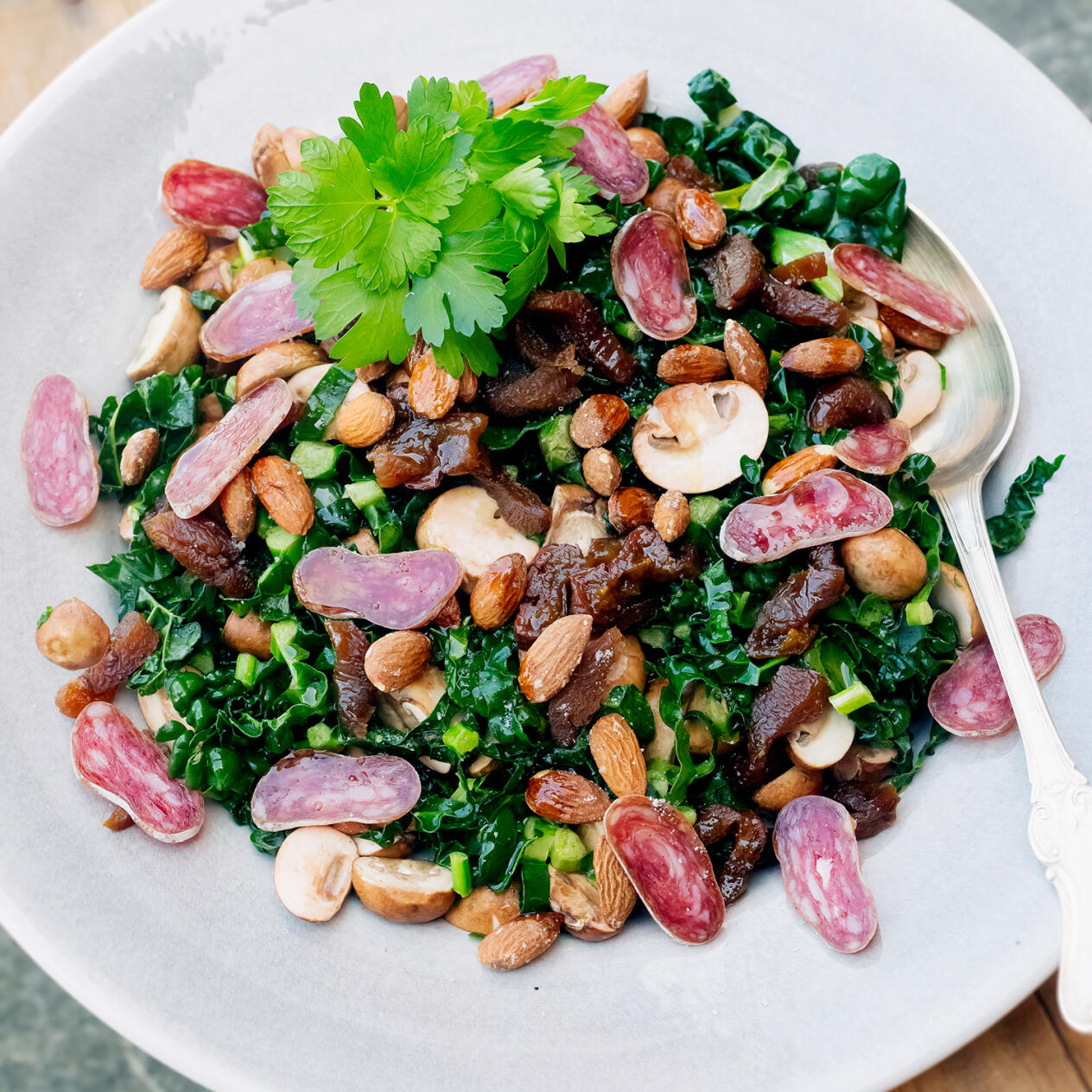 Smörstekt svartkål med mandel, aprikoser och salami