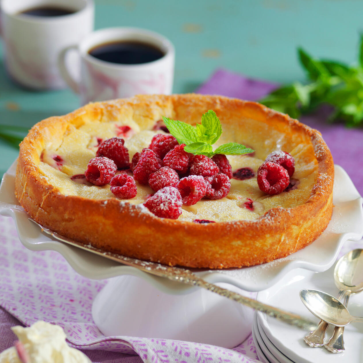 Vit kladdkaka med färska hallon