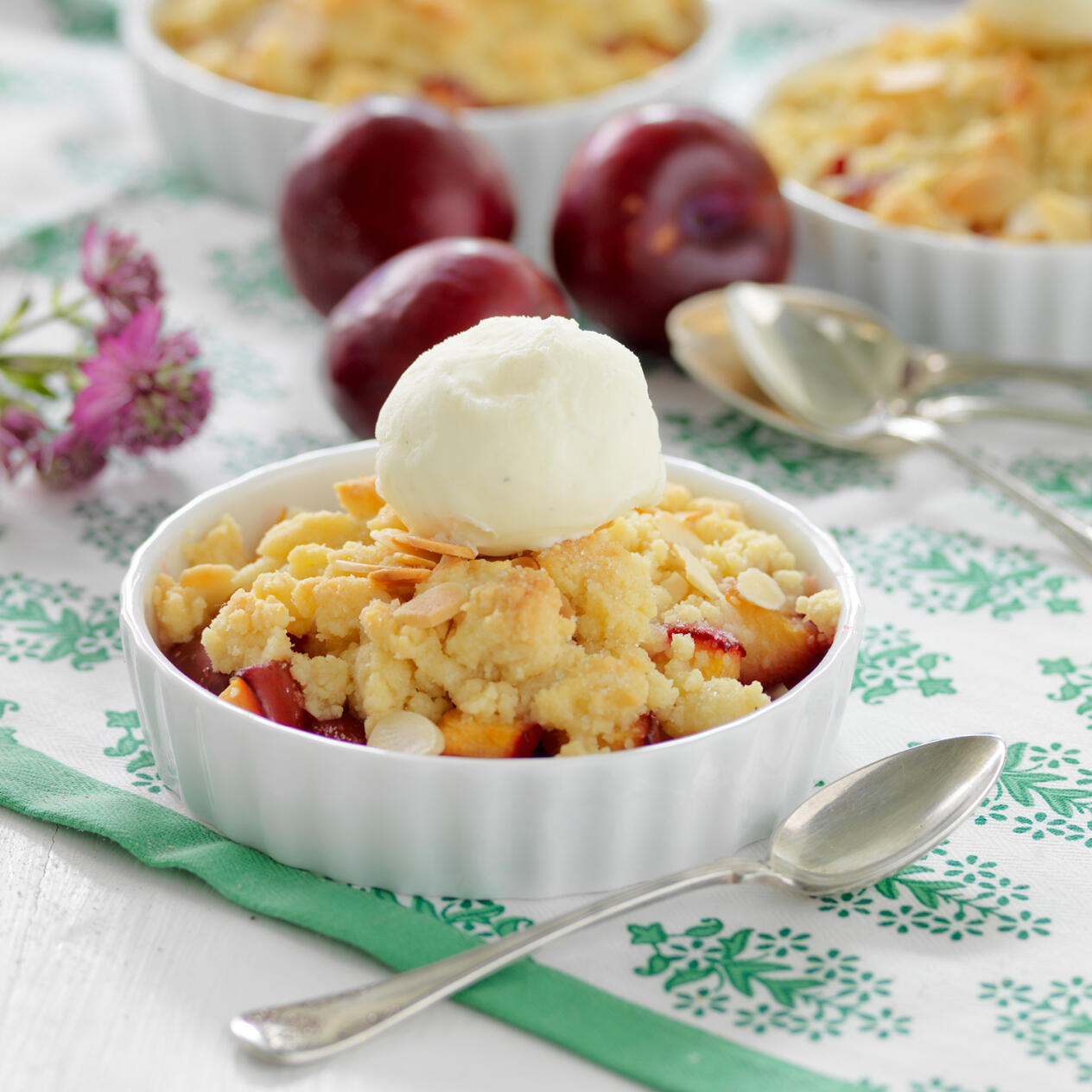 Plommonpaj med mandelspån