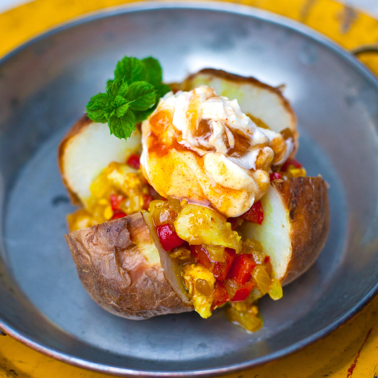 Bakpotatis med sötstark kyckling- och curry