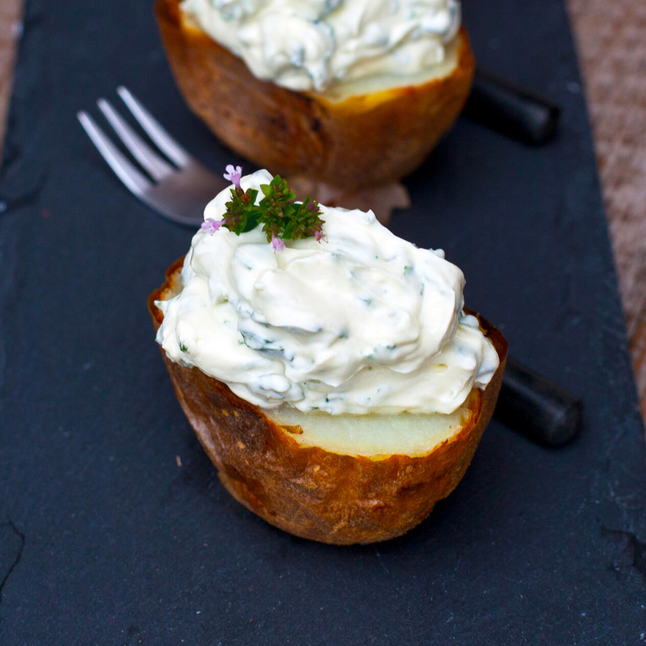 Bakpotatis med örtig sås