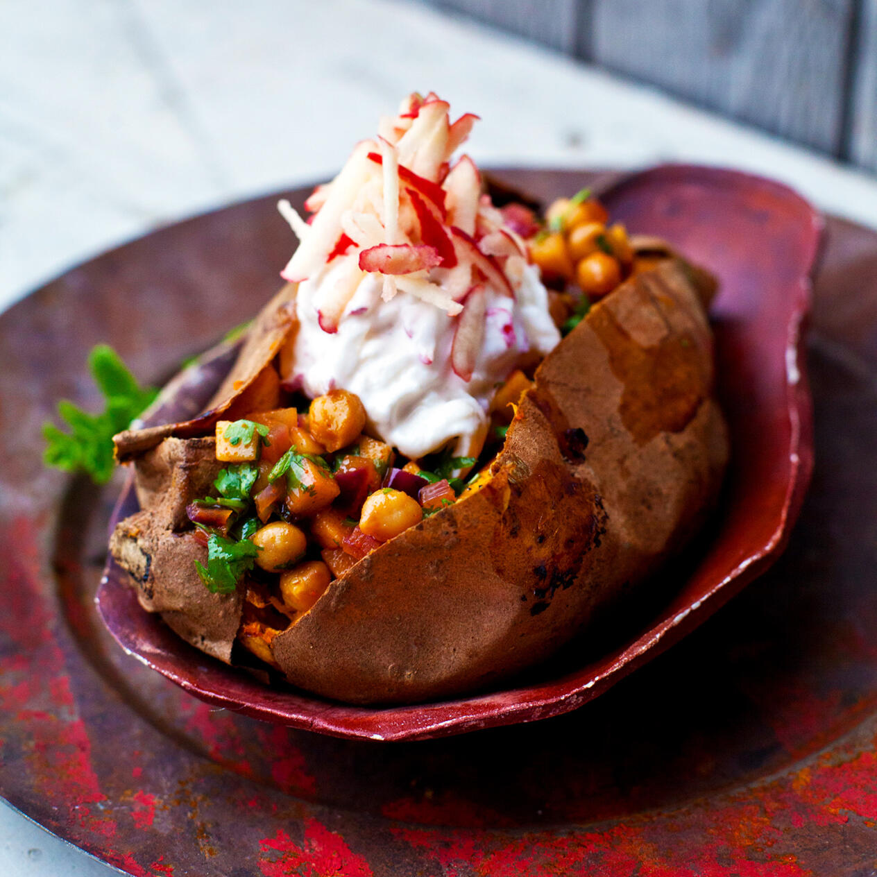 Sötpotatis med kikärtor och äppeltzatziki