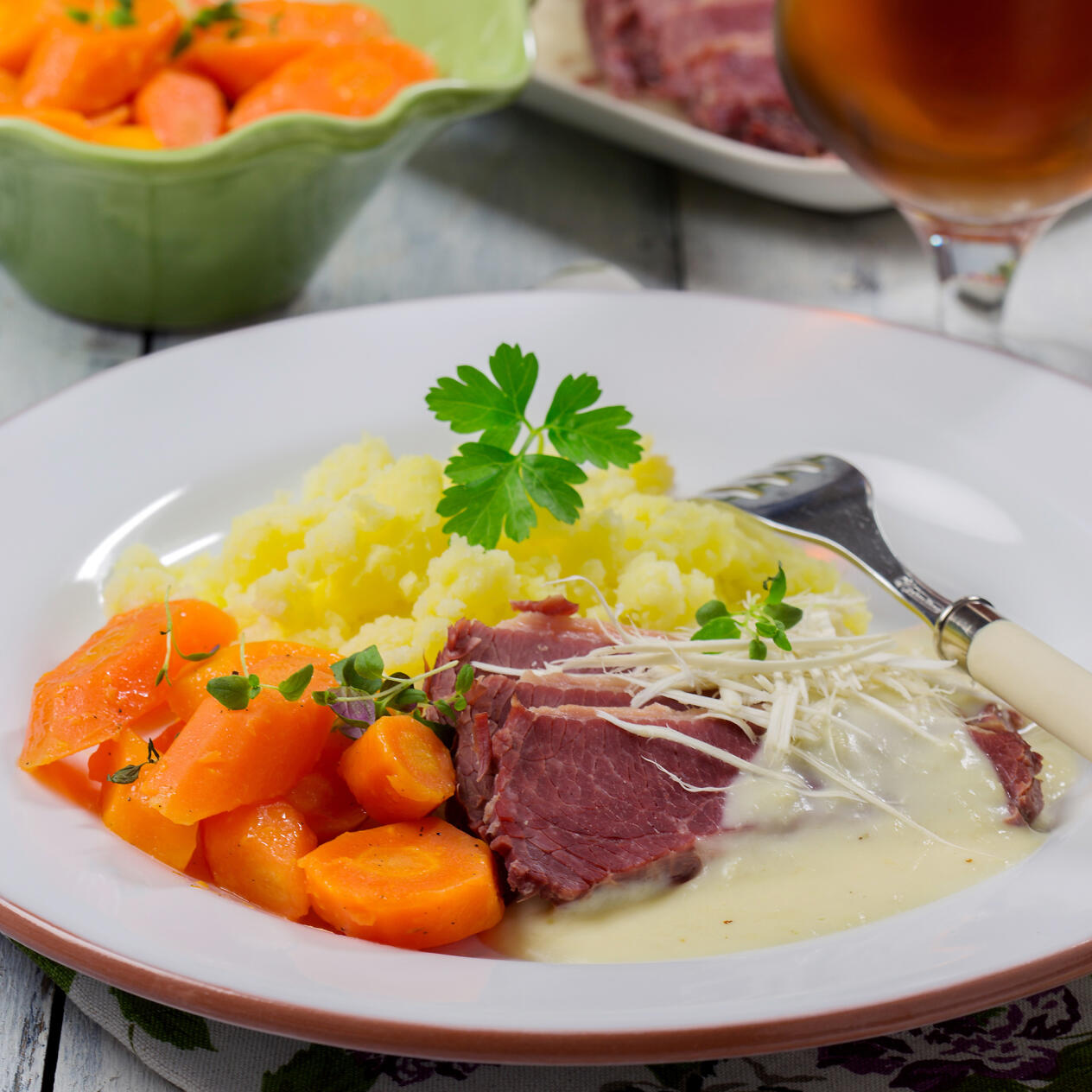 Kokt rimmad oxbringa med pepparrotssås och potatisstomp